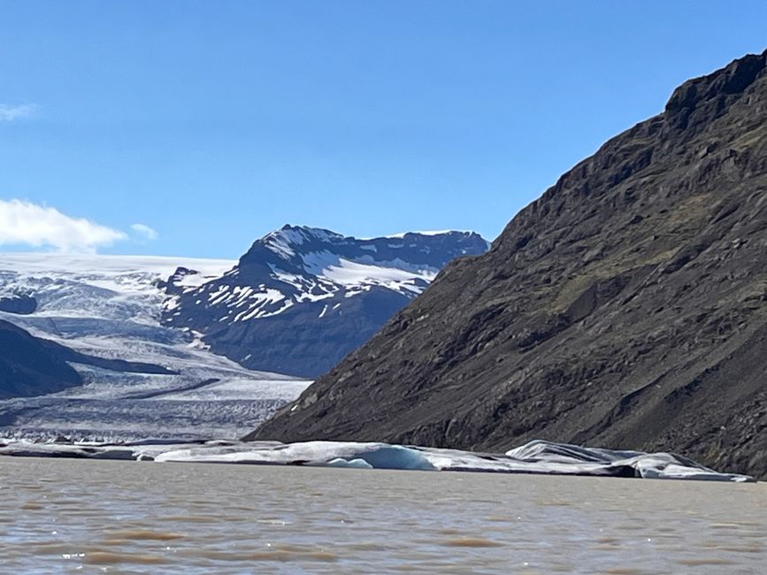 Faire du kayak sur le lac glaciaire