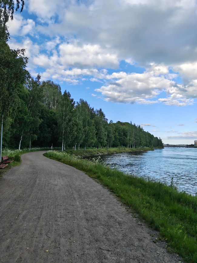 Der Weg am Wasser entlang