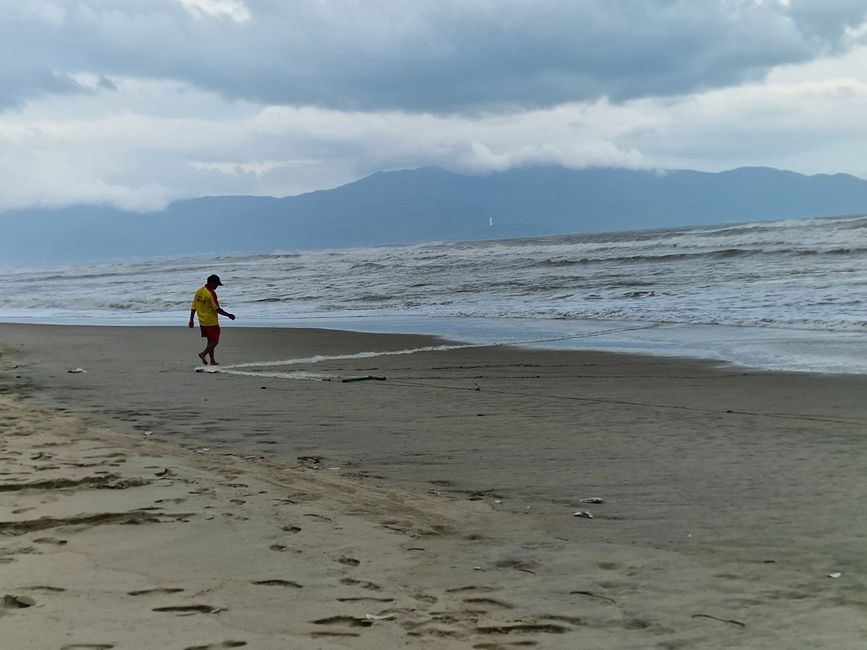 Vorüber die Flut.
Wer sah es wohl, du selig Land, 
wie dich die Welle überwand.