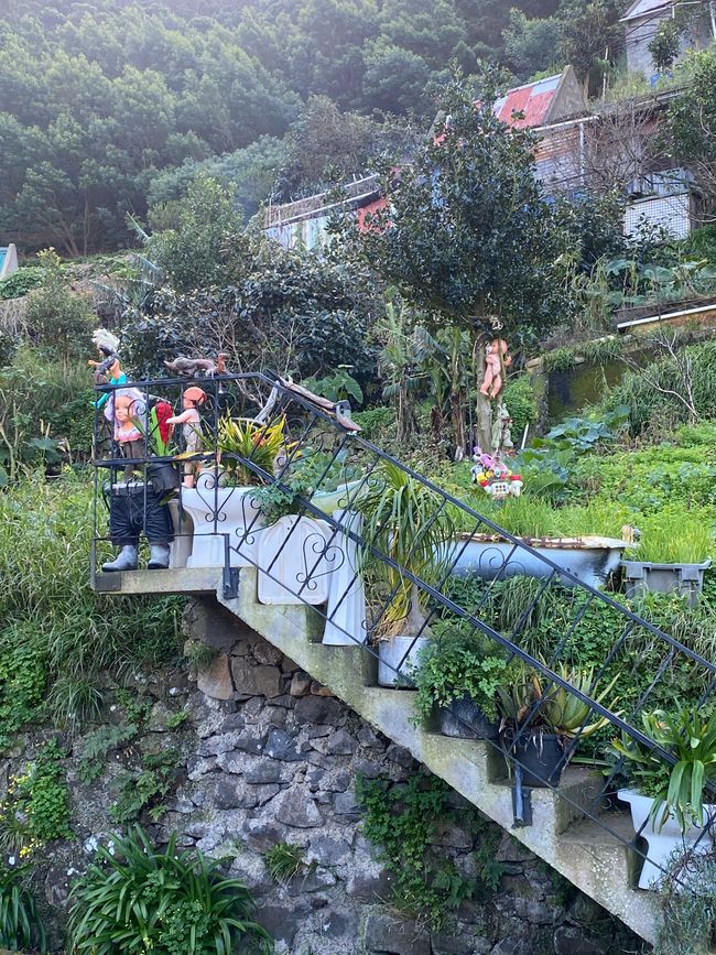 Ungewöhnliche Art der Entsorgung wird hier zu Kunst am Wegesrand