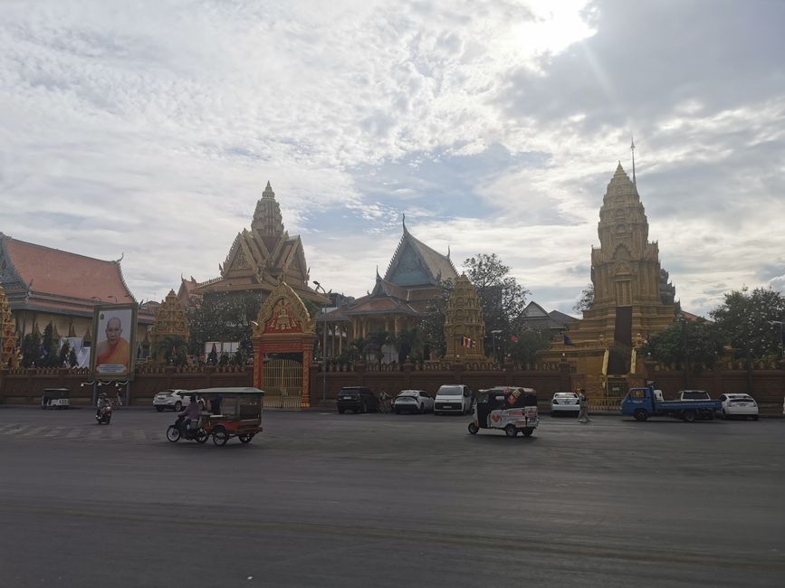 First to Wat Ounalom...
