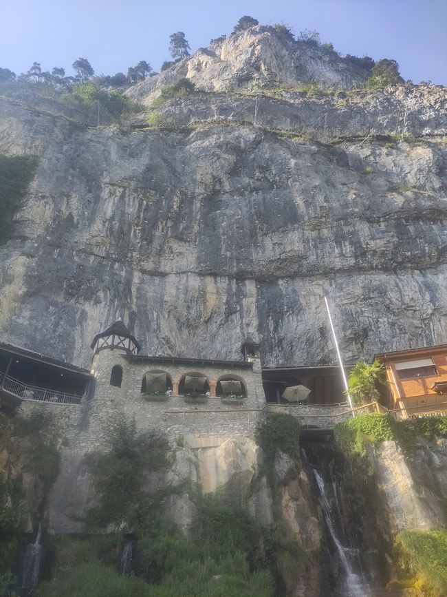 Felswand über dem Thunersee (St. Beatus Tropfsteinhöhlen)