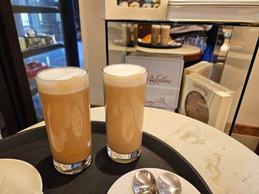 Mit den Einheimischen an der Bar Kaffee trinken 