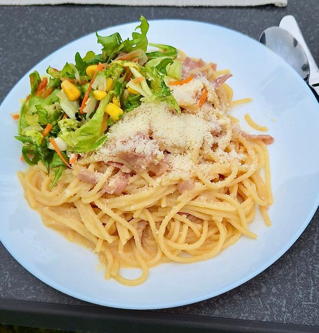 Spaghetti Carbonara mit Salat – es schmeckte einmal mehr köstlich.