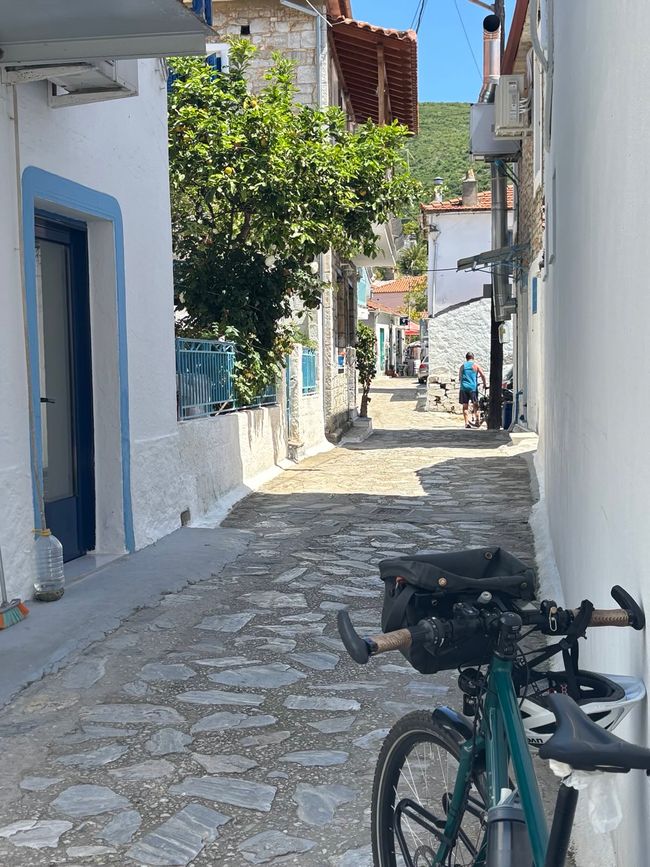 ....gran día con pueblo montañés y localidad costera....