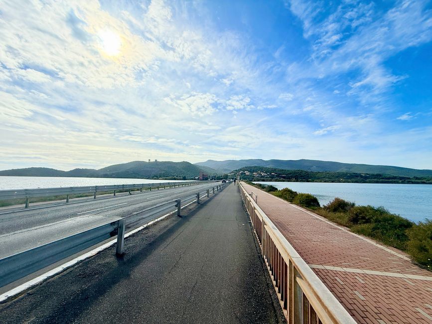 Die Straße nach Orbetello trennt die Lagune in zwei Teile.