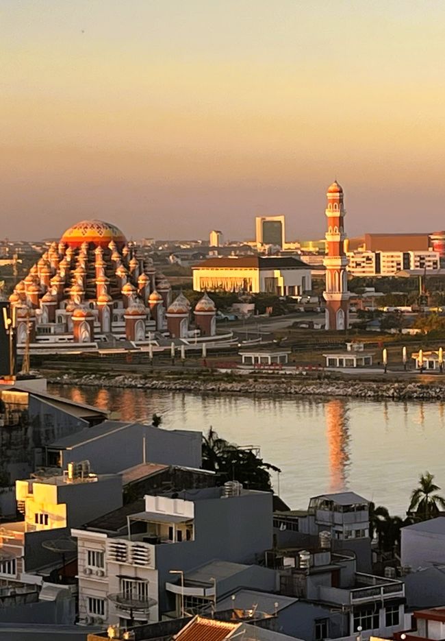 Makassar, Moschee der 99 Kuppeln