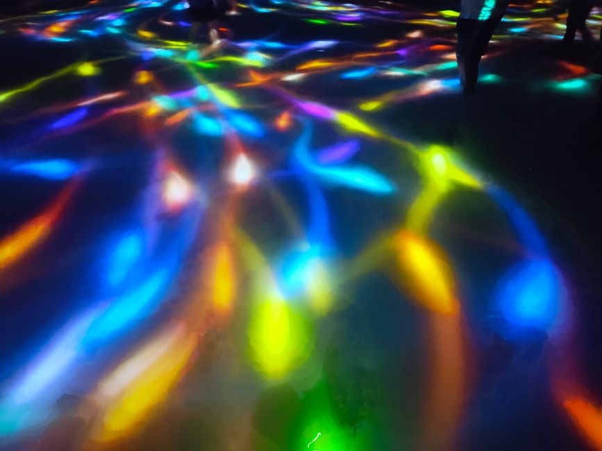 Im Wasser schwimmende Lichtpunkte 