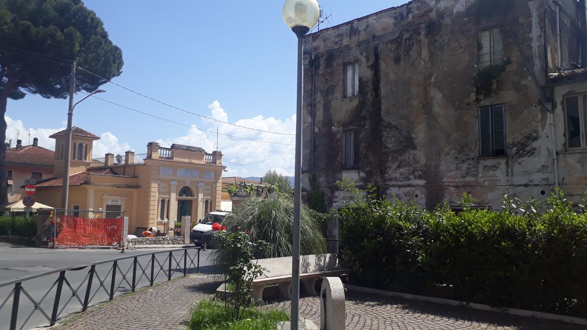 It couldn't be more contrasting, on the right a rundown building, on the left a newly restored palace