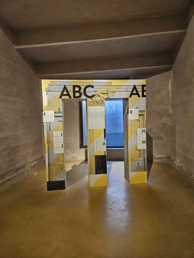 Ausstellung unter dem Siegesdenkmal 