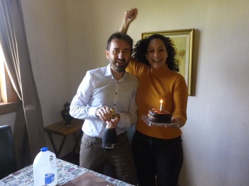 Priscila und Ferdinand bereiten ein Sektfrühstück