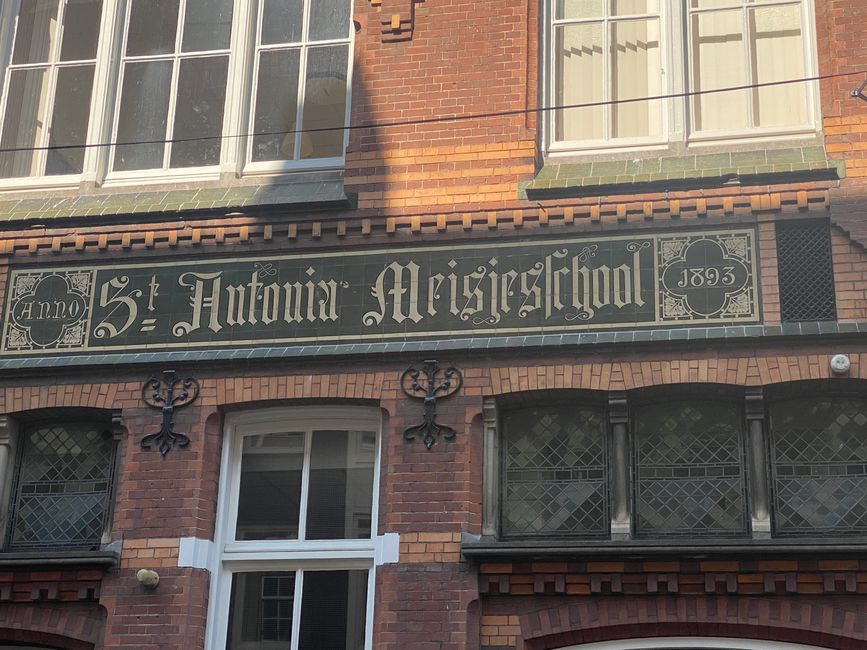 - eine ehemalige Mädchenschule