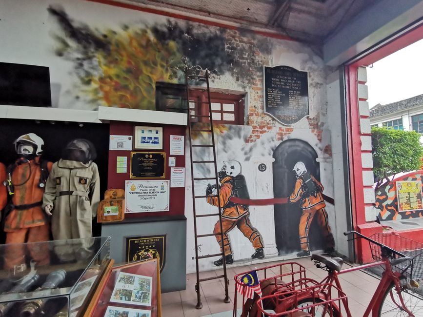 ... con bellissimi murales...