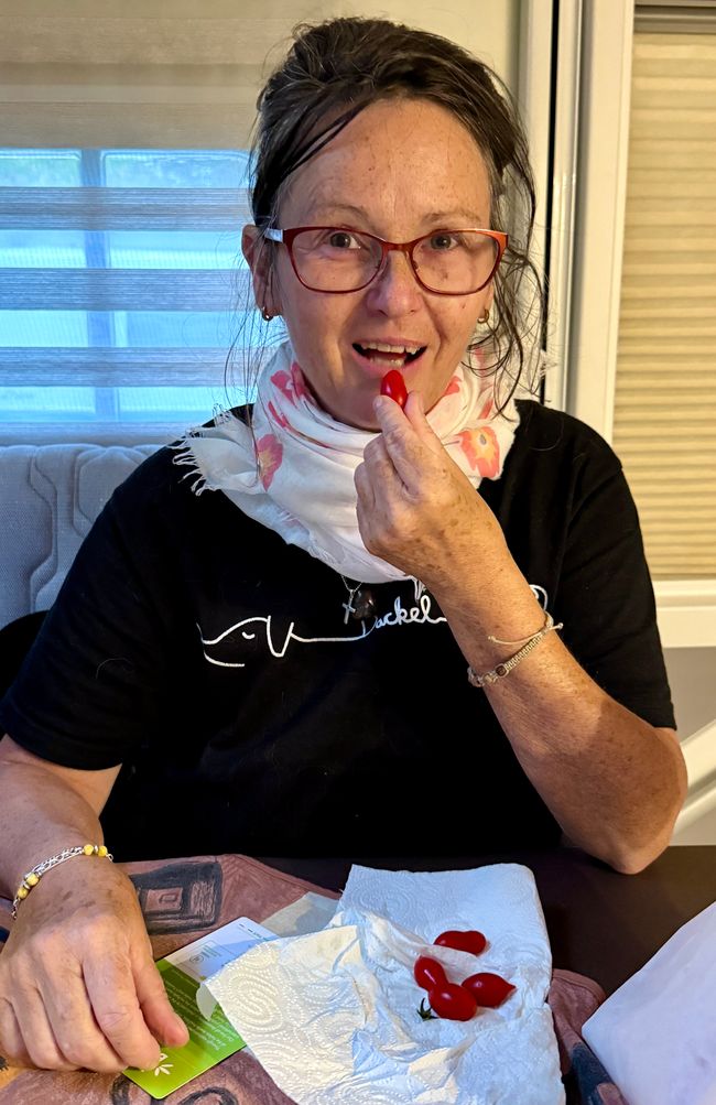 Die besten Tomaten ever! Icke genießt die kleinen Köstlichkeiten frisch vom Bauernhof.