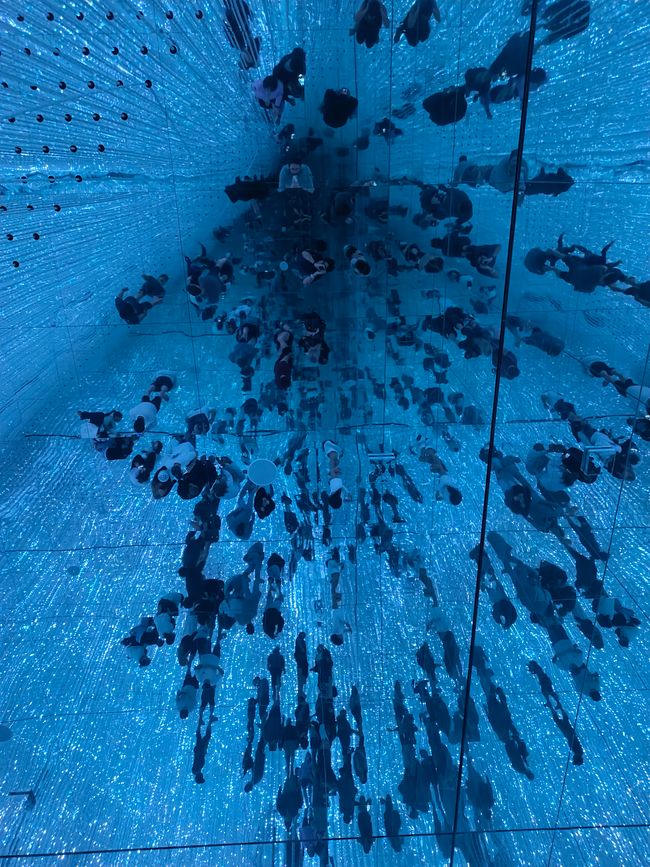 Unendlichkeit erleben. Viele Spiegel, viele Lichter