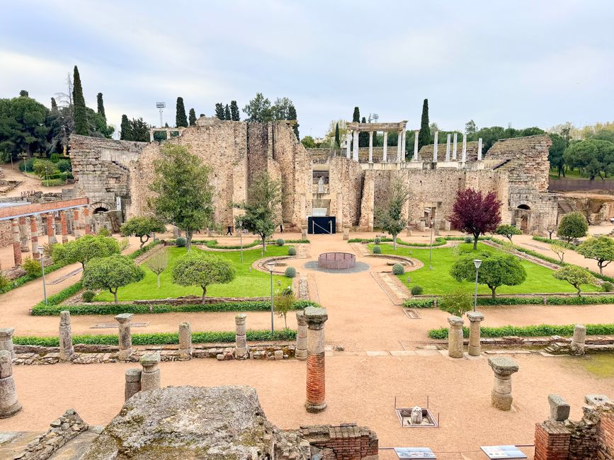 <p style='color:rgb(0, 0, 0)'>Ambos teatros son hermosos a su manera, imponentes, sí, inspirando reverencia; no puedo describirlo de otra manera. El cónsul Marcus Agrippa los fundó, fueron inaugurados en 16/15 antes de nuestra era. Alrededor de diez años antes, Augusta Emerita – así era el nombre original de Mérida – fue fundada por los romanos como la capital de la provincia de Lusitania. Con el paso de los años, se construyeron muchos edificios representativos, como el circo, donde se llevaban a cabo carreras de carros y posteriormente batallas navales. Este es enorme, con más de 400 metros de longitud y 30 metros de ancho. Aquí, 30,000 espectadores podían compartir la emoción y el sufrimiento de sus héroes.</p><p style='color:rgb(0, 0, 0)'>Estas son solo tres de innumerables legados romanos, que se han integrado con mucho amor y dedicación en el paisaje de esta moderna metrópoli. Mientras que el templo de Diana adorna una plaza en el centro de la ciudad junto a cafés y tiendas, los pilares del