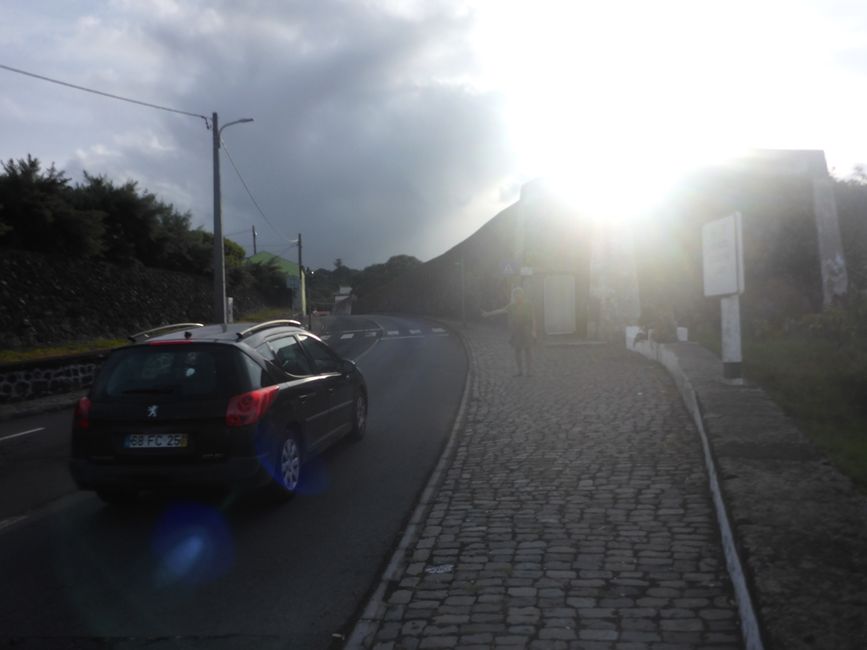 Im Morgenlicht hält Ulla den Daumen in die Luft