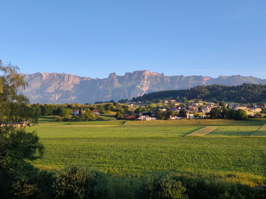 Liechtenstein - was für Aussichten und Berge🐶😃