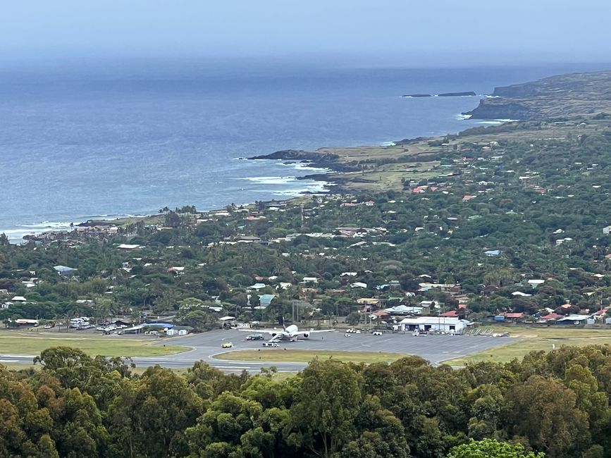 Blick auf Hanga Roa und den Flughafen mit einer 787 von LATAM. Pro Tag fliegen 1-2 Maschinen auschließlich von und nach Santiage de Chile