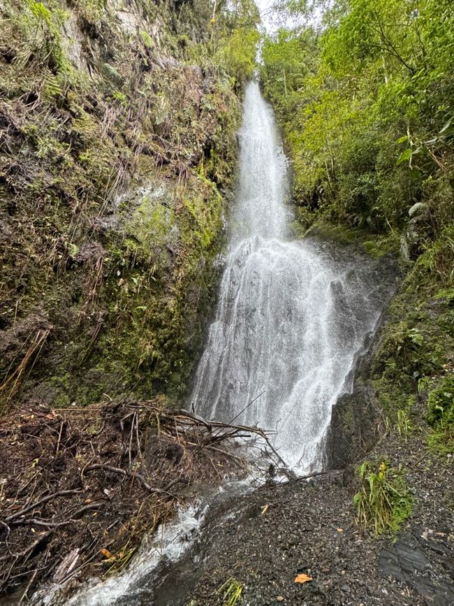 Unmengen von Wasser fließt aus den Bergen ins Tal