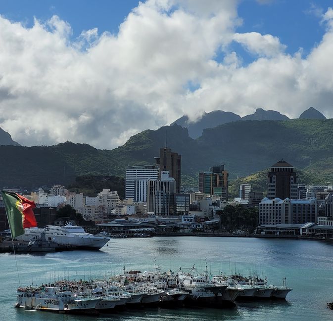 Día 132 de 175: Crucero alrededor del mundo - Puerto Luis/Mauricio - ruta modificada - gran desvío de las zonas de crisis