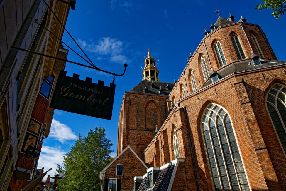 Hochschule, Kirchen, Hausboote und Museum
