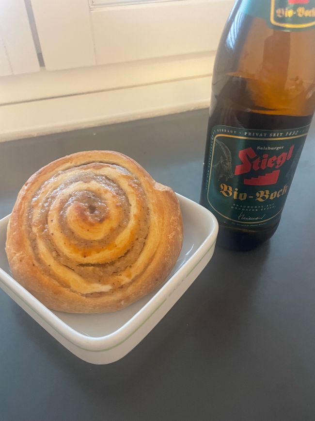Bier und Zimtschnecke
