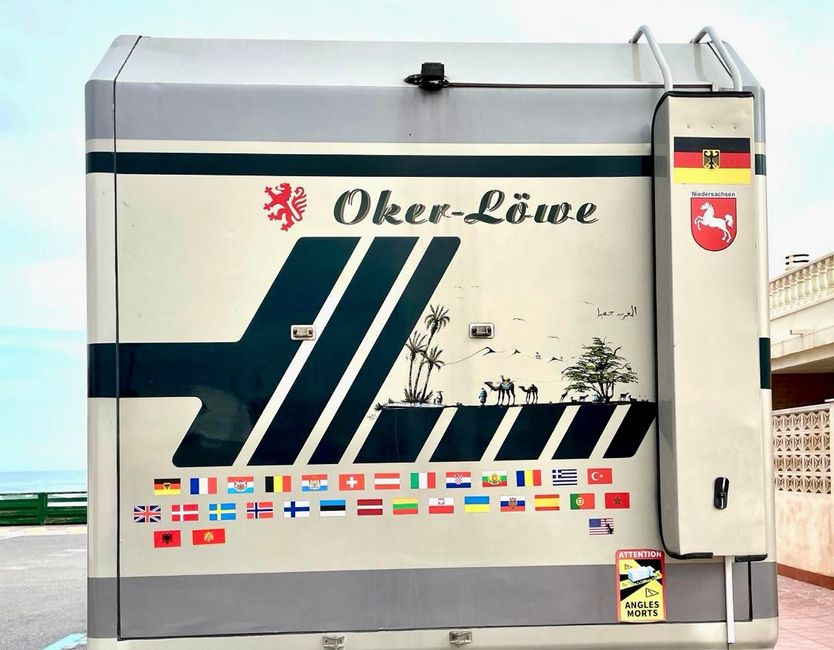 The stickers show which countries the Oker Lion has already traveled to. 