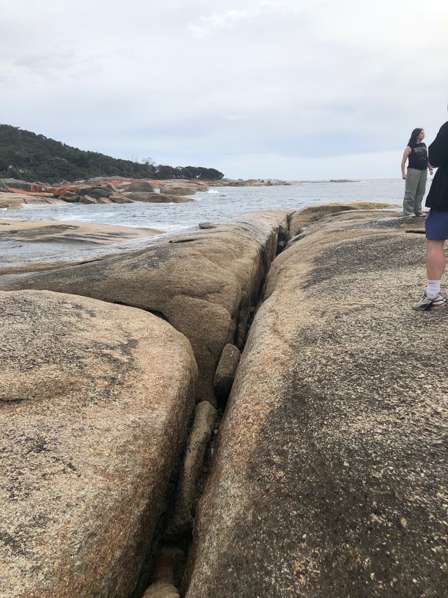 Le onde si infrangono sotto le rocce ...