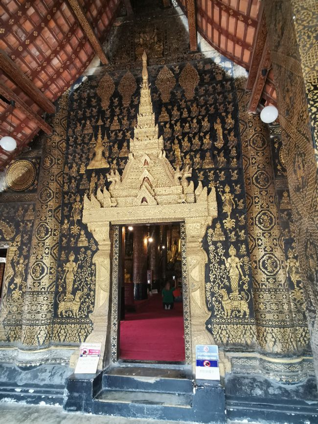 Entry to Laos - first temple tour through Luang Prabang