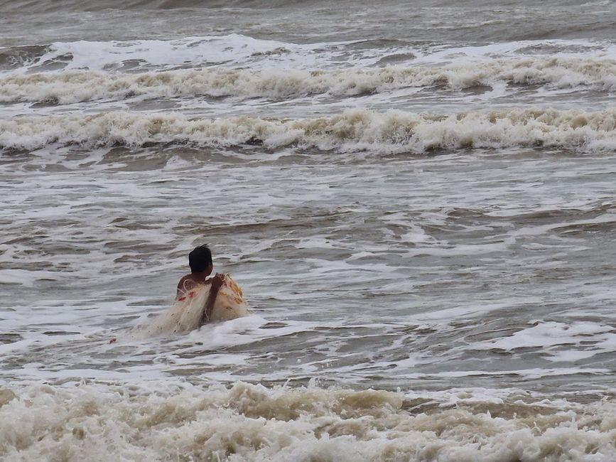 Vorüber die Flut.
Wer sah es wohl, du selig Land, 
wie dich die Welle überwand.