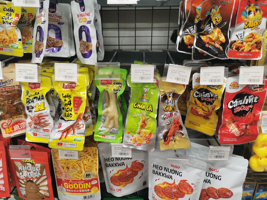 ... Auf der Suche nach Erdnüsschen gab's hier anderes in der Snack-Abteilung... Hühnerfüsse sind aber eher nix zum Fernsehabend bei mir... 