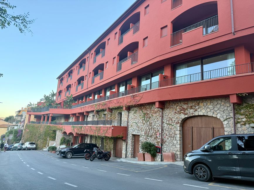 Das Fünf-Sterne-Hotel La Rocca macht von außen einen unscheinbaren Eindruck.