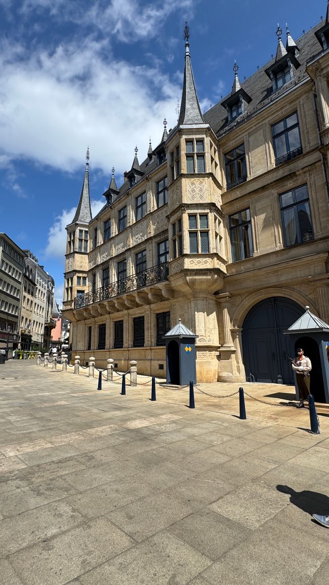 Das Gebäude auf dem Foto ist der Großherzogliche Palast (Palais Grand-Ducal) in Luxemburg-Stadt