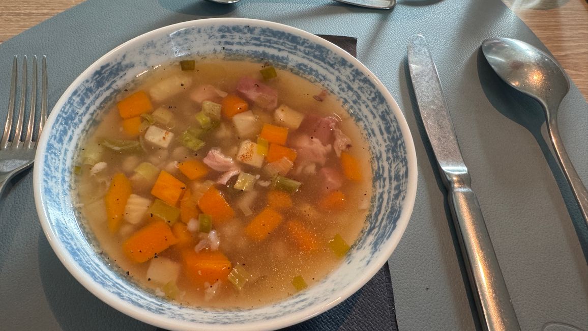 Zuppa di stinco di maiale affumicato