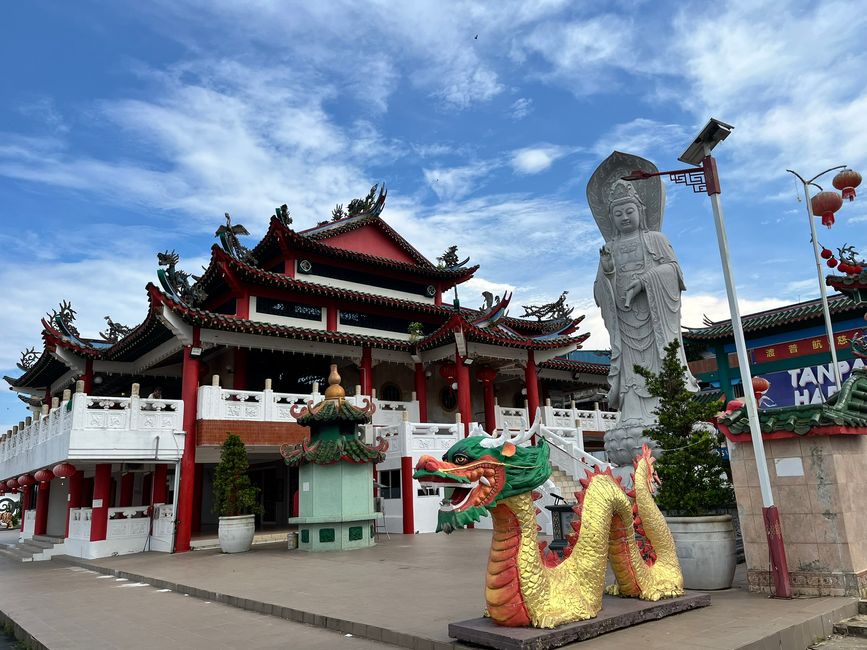 Simanggang, Tempel an der Flusspromenade