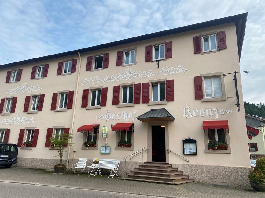 Zu diesem Gasthof gehört der Baum