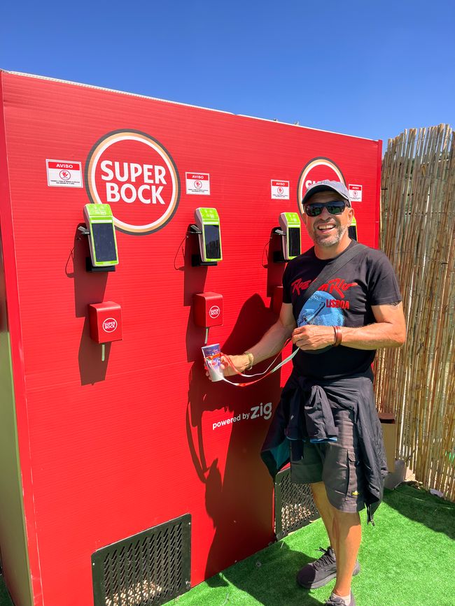 Great idea: Unfortunately, the beer dispenser with card terminal was broken. So, we had to line up again. The beer brands 'Superbock' and 'Sagres' dominate the Portuguese beer market