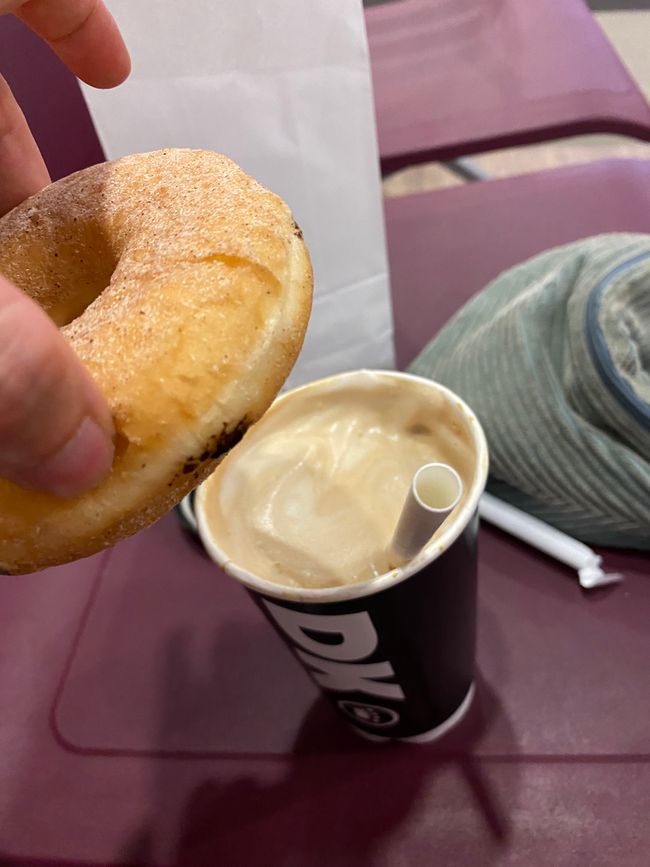 Donut und Kaffee am Flughafen in Bali