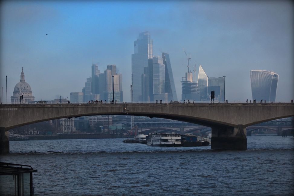 Die Bürotürme rücken immer näher. London Themse