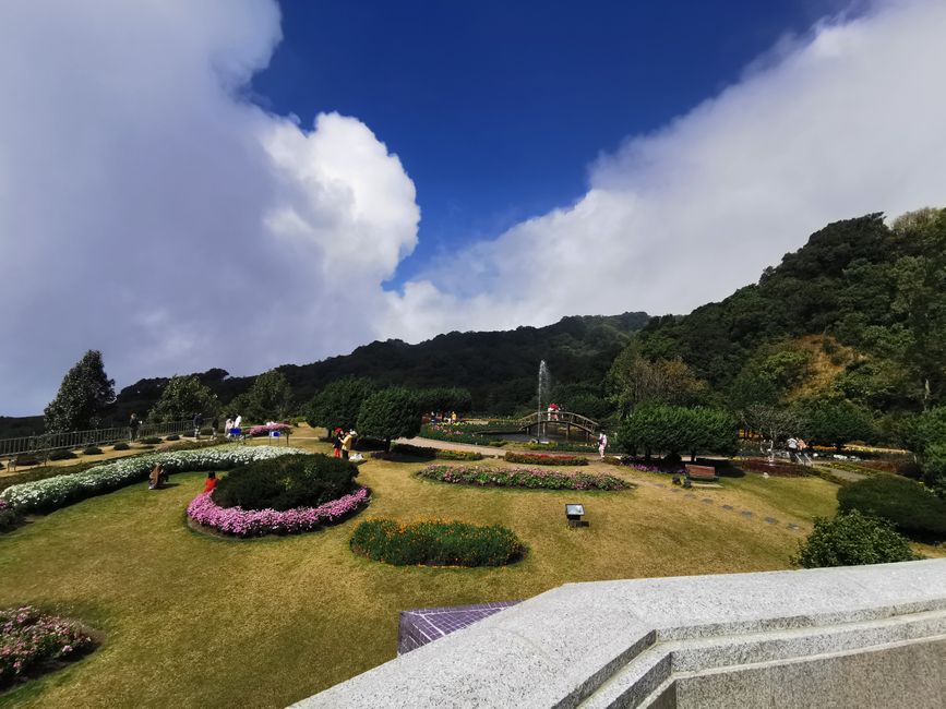 ……有美丽的花园……