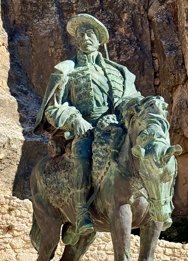 Die Bronzestatue von Don Ramón Cabrera y Griñó, der auch wegen seiner Grausamkeit den Namen „Tiger von Maestrazgo“ trägt