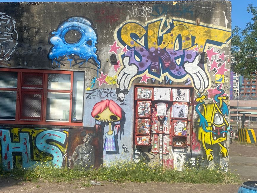 Graffitis an jeder Straße des NDSM-Geländes