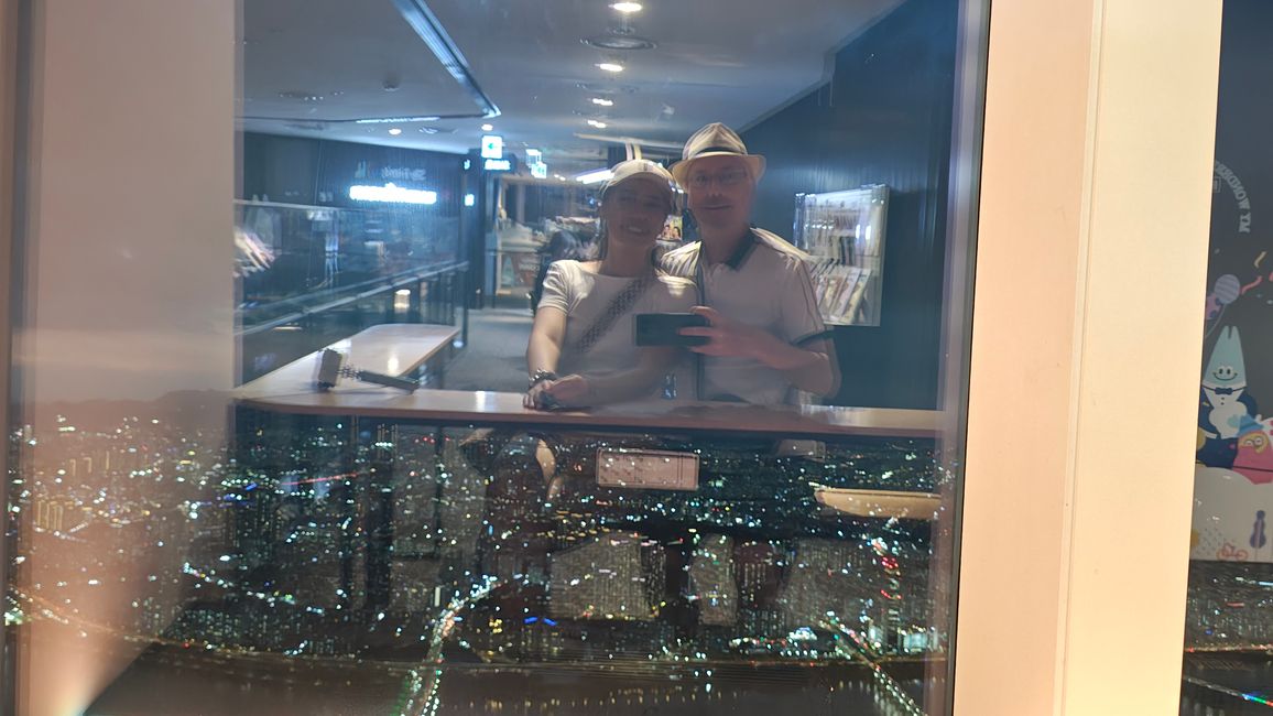 Wir sitzen im Cafe, welches sich 495 m über dem Erdboden befindet