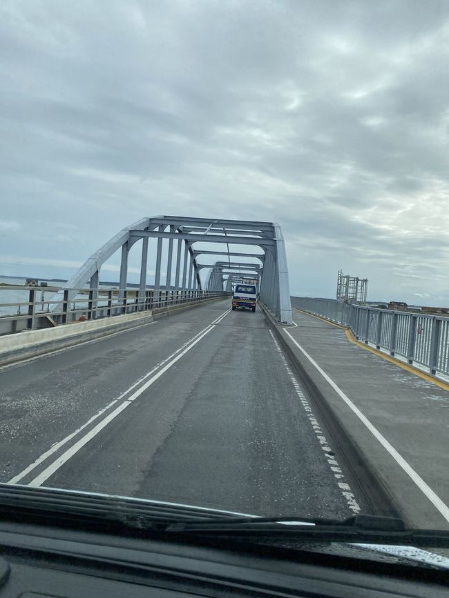 Brücken über die Engstellen am Fjord