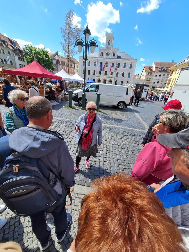Guide de la ville, Mme Larissa Hose