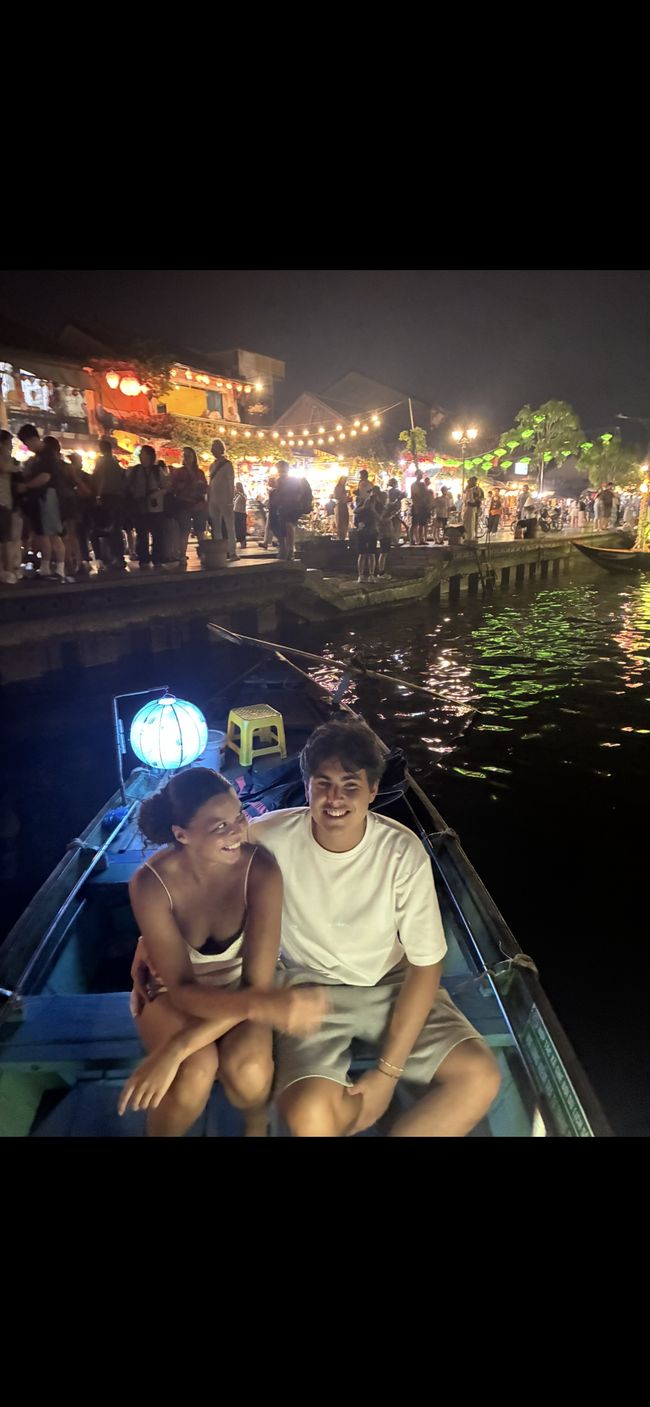 Nous dans un bateau à lanternes