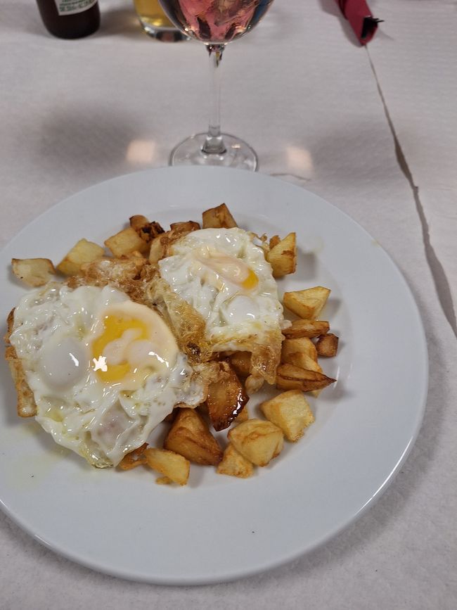 Fried potatoes with egg