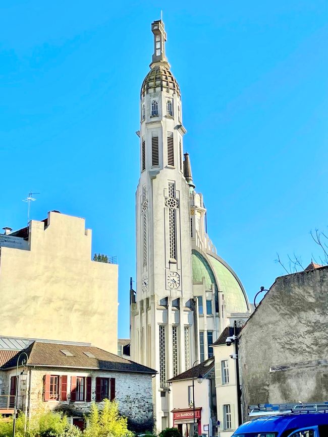Una iglesia en el centro de la ciudad.