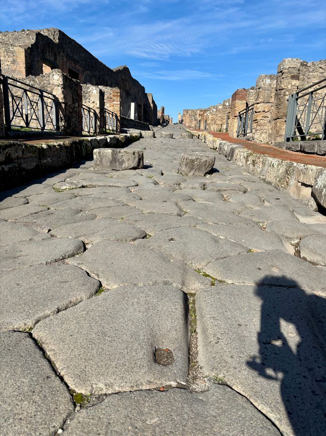 Le alte pietre permettono di attraversare la strada a piedi asciutti